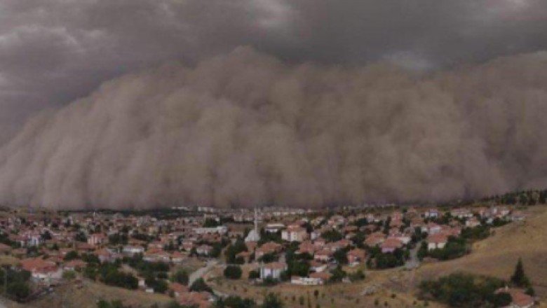 Konya’da kum fırtınası karayolu kapattı!