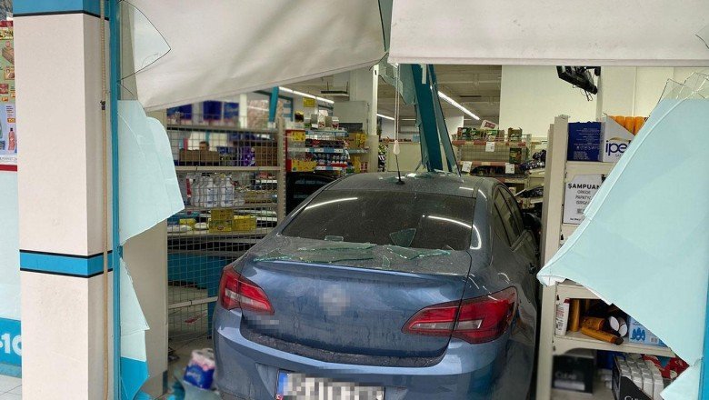 Konya’da park halindeyken hareket eden araç markete girdi