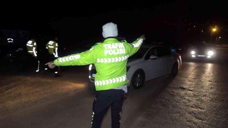 Korkunç kazada sivil polis aracı ile otomobil çarpıştı: 2’si polis 3 yaralı!