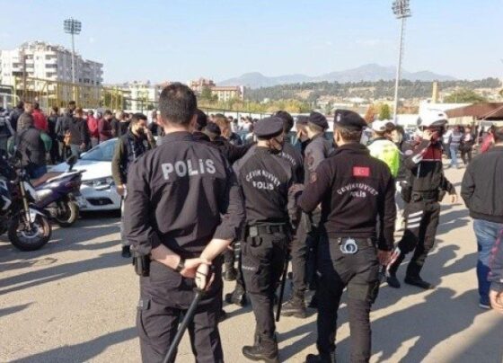 Maç karakolda bitti: Taraftarlar tekme tokat birbirine saldırdı