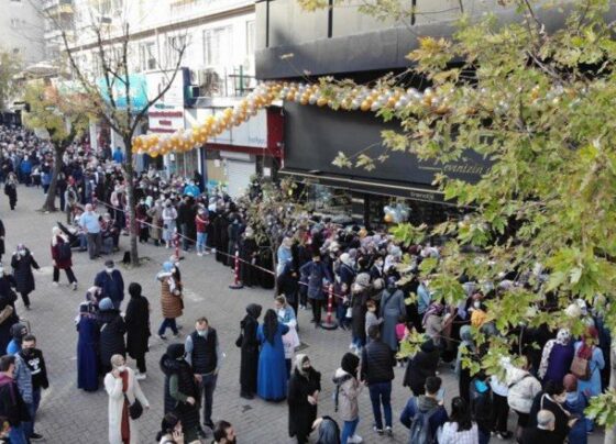 Mağaza açılışında izdiham: Metrelerce kuyruk oluştu