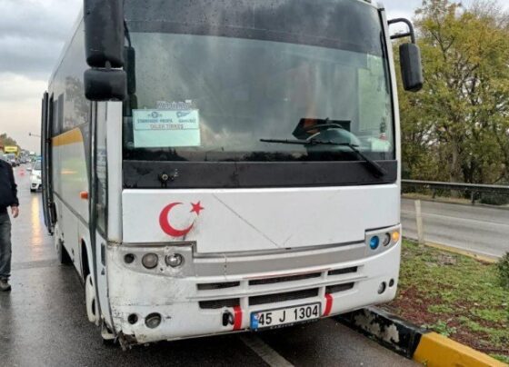 Manisa’da otomobile çarpan midibüsteki 8 işçi yaralandı