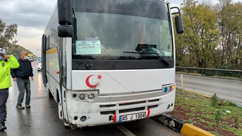 Manisa’da otomobile çarpan midibüsteki 8 işçi yaralandı