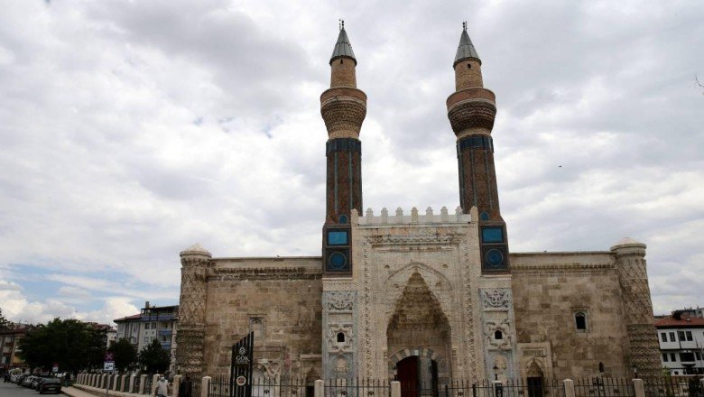 Mavi medrese yenilenen yüzüyle kapılarını açtı