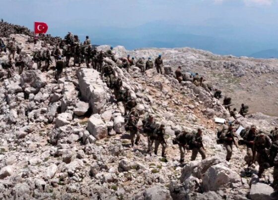 Mehmetçik Komando Marşı eşliğinde Davraz Dağı’na tırmandı