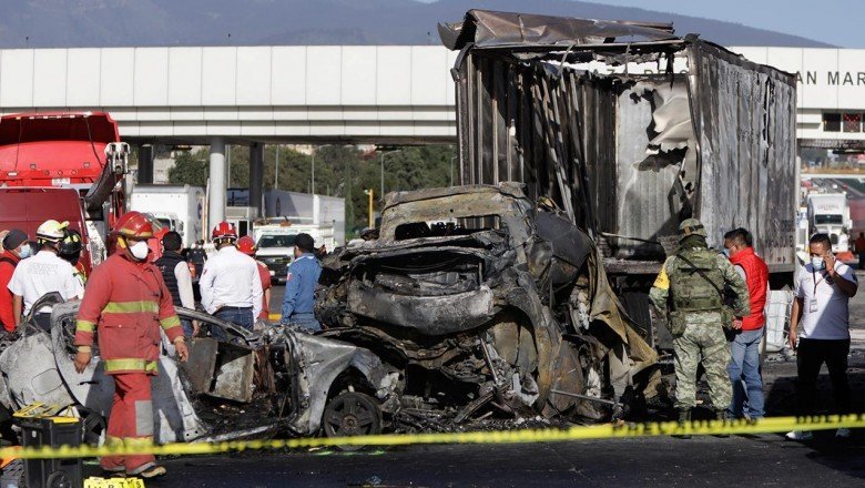 Meksika’da otoyol gişelerinde feci kaza: 19 ölü
