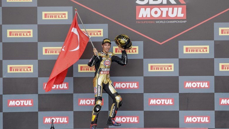 Milli motosikletçi Toprak Razgatlıoğlu dünya şampiyonu oldu