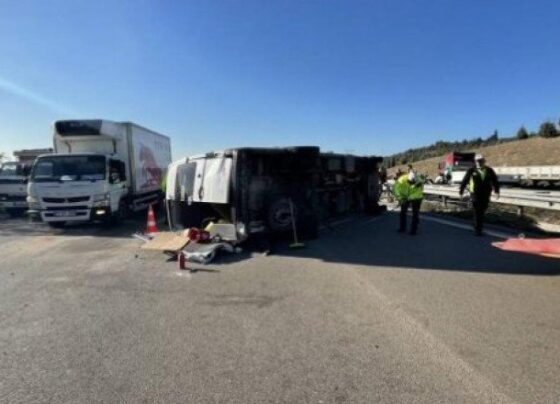 Minibüs ile otomobil çarpıştı: Yaralılar var!