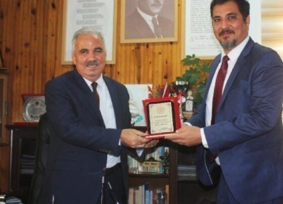 Öğrencilere burs veren başhekime teşekkür plaketi