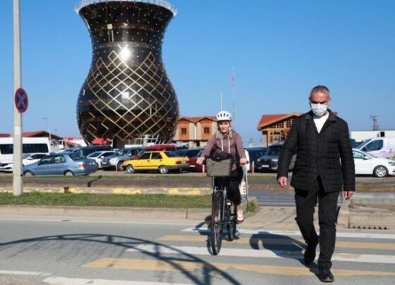 Okula bisikletiyle giden Nurgül öğretmen, öğrencilerine örnek oluyor