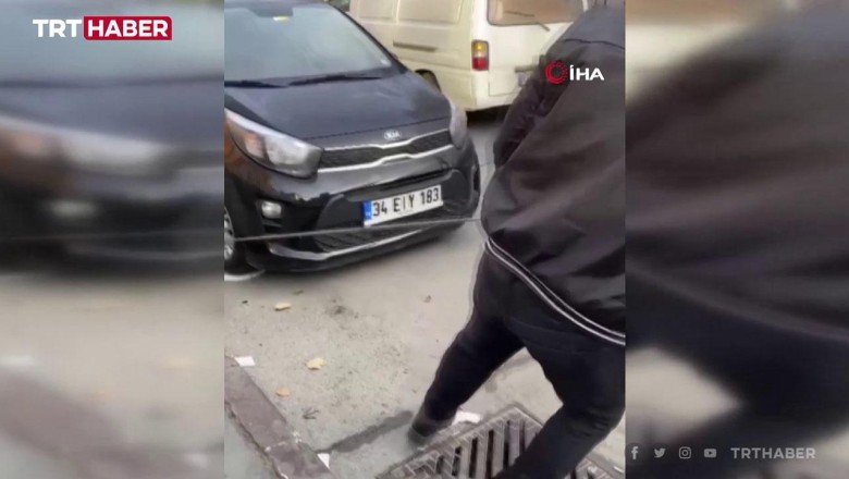 Pazar yerine park edilen araçları halatlarla çektiler