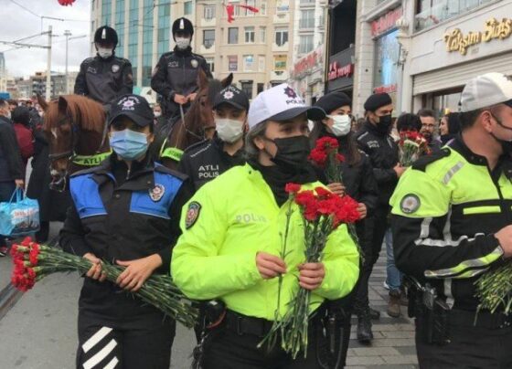 Polis ekipleri Taksim’de kadınlara çiçek dağıttı