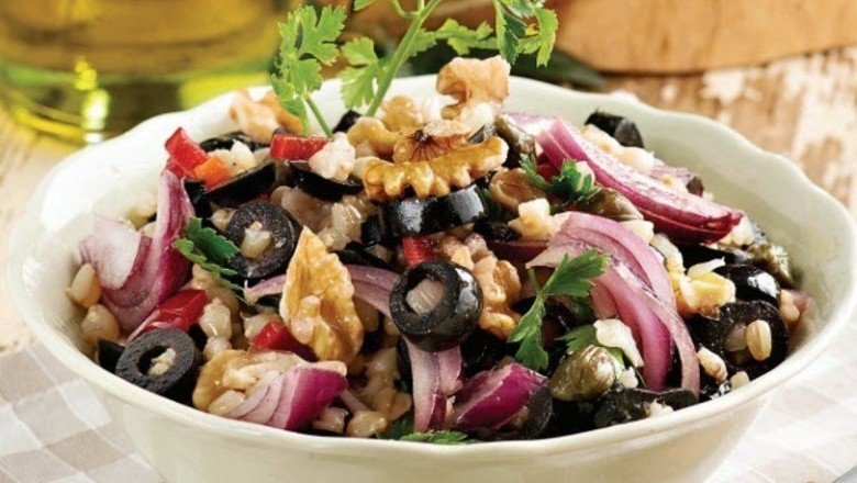 Sebzeli Tavuklu Buğday Salatası Tarifi