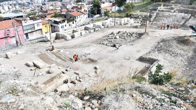 Smyrna Antik Kenti’ndeki tiyatroda ‘sanatçı tuvaleti’ bulundu