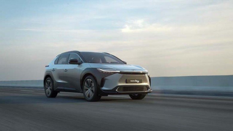 Toyota'nın elektriklisi 450 km gidecek