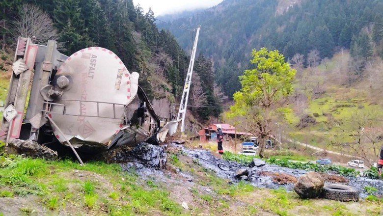 Trabzon’da zift yüklü tanker devrildi: 2 yaralı