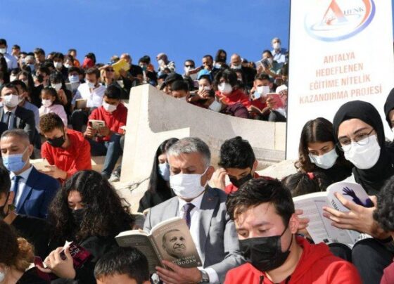 Vali Yazıcı, Patara’da 1200 öğrenci ile birlikte kitap okudu