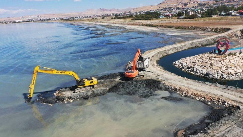 Van Gölü’nden 24 bin metreküp balçık ve dip çamuru çıkarıldı
