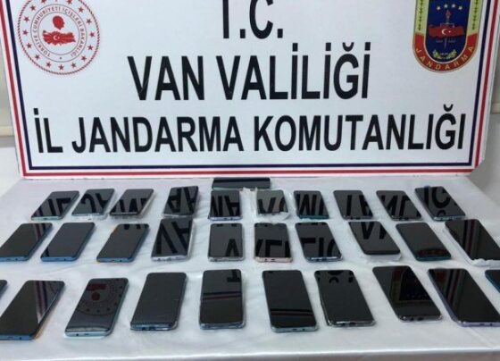 Vanda gümrük kaçağı 31 cep telefonu ele geçirildi