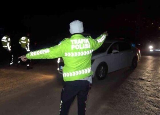 Korkunç kazada sivil polis aracı ile otomobil çarpıştı: 2’si polis 3 yaralı!