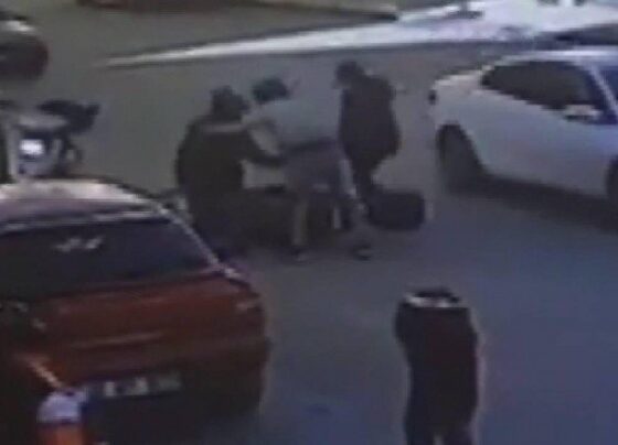 Yaşlı adam kendisine çarpan motosikletliye sarıldı