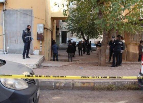 18 yaşındaki oğlunu öldüren erkek, evli olduğu kadını ve 15 yaşındaki çocuğunu yaraladı