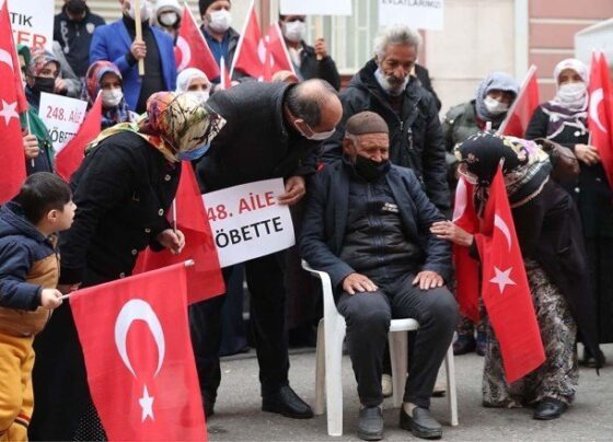 80 yaşındaki baba kızı için evlat nöbetinde