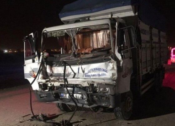 Alkollü kuzenler dehşet saçtı! Kapalı yola kamyonetle girip iş makinesine çarptılar: Yaralılar var