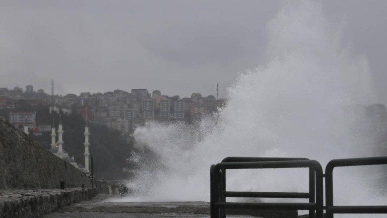 Batı Karadeniz’de kuvvetli rüzgar: Dalgalar 7 metreyi aştı