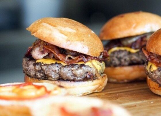 Bir ay boyunca sadece hamburger yedi, başına gelenlere kendisi bile inanamadı!