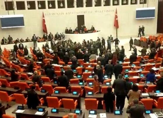 Bütçe görüşmelerinde arbede yaşandı
