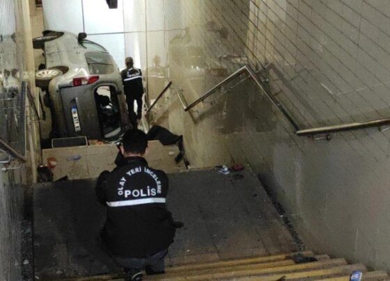 Bursa’da araç metro istasyonuna girdi