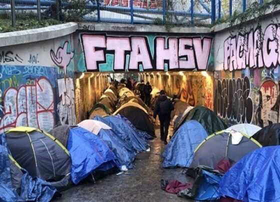 Fransa’da çocuk göçmenler Paris’te köprü altında hayata tutunmaya çalışıyor