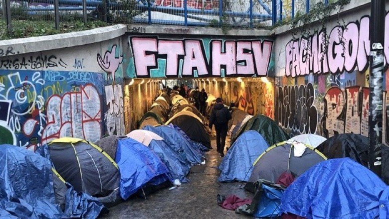 Fransa’da çocuk göçmenler Paris’te köprü altında hayata tutunmaya çalışıyor