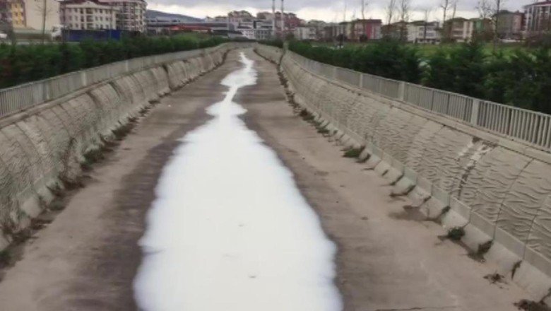 İstanbul’da dereden akan beyaz madde korkuttu