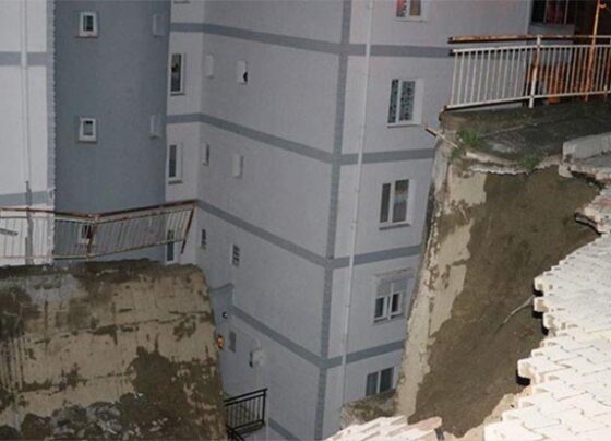 İzmir’de bir sitenin istinat duvarı yıkıldı; 88 daire tahliye edildi