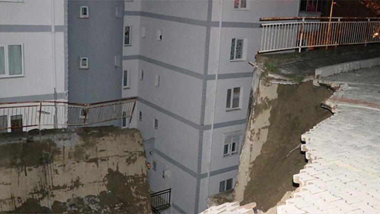 İzmir’de bir sitenin istinat duvarı yıkıldı; 88 daire tahliye edildi
