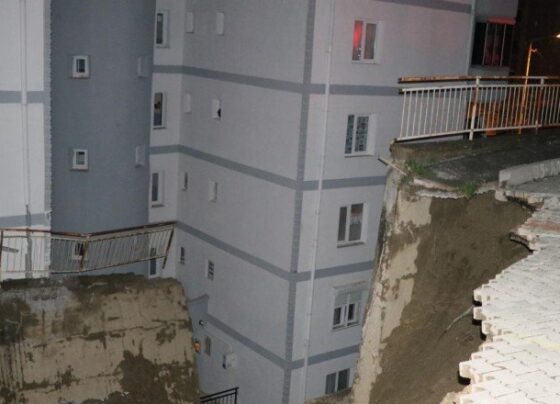 İzmir’de istinat duvarı çöktü: 2 apartman tahliye edildi