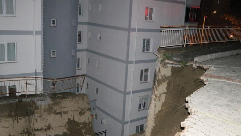 İzmir’de istinat duvarı çöktü: 2 apartman tahliye edildi