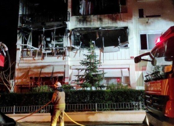 Kadıköy’de 10 katlı binada yangın