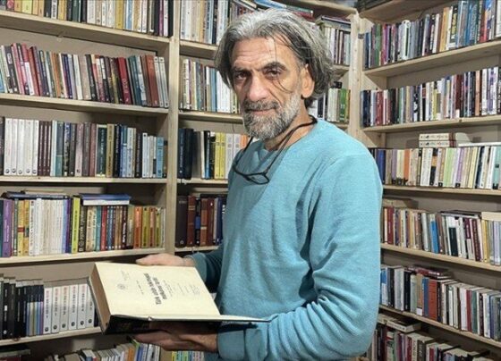 Kitap okuma tutkusuyla biriktirdiği 10 bin kitapla sahaf oldu