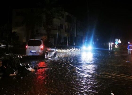 Marmaris’te sağanak yağış sonrası cadde ve sokaklar göle döndü