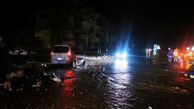 Marmaris’te sağanak yağış sonrası cadde ve sokaklar göle döndü
