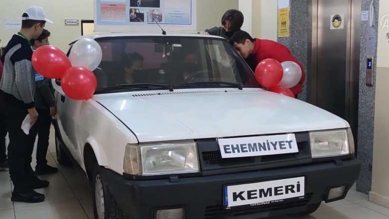 Ortaokullu gençlerden emniyet kemeri projesi