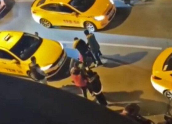 Taksi şoförleri yabancı uyruklu müşteriyi darp etti