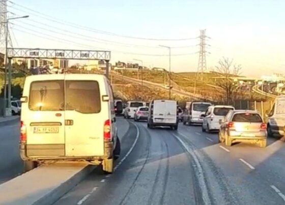 Trafikten kaçmaya çalışırken refüje takılı kaldı