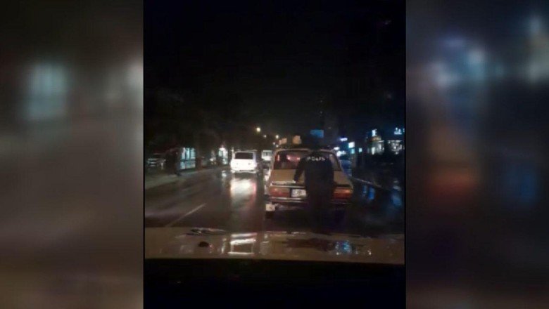 Yakıtı biten sürücünün yardımına polis yetişti