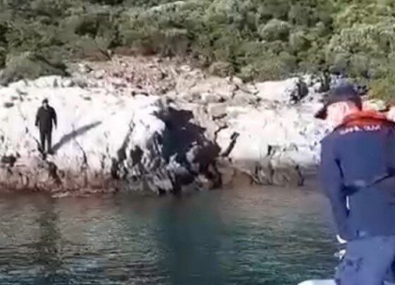 Yunanistan’ın denize attığı göçmeni Sahil Güvenlik kurtardı.