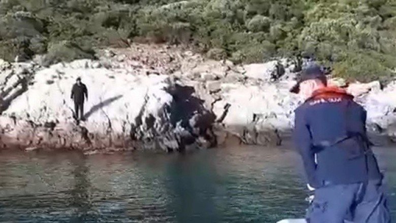 Yunanistan’ın denize attığı göçmeni Sahil Güvenlik kurtardı.