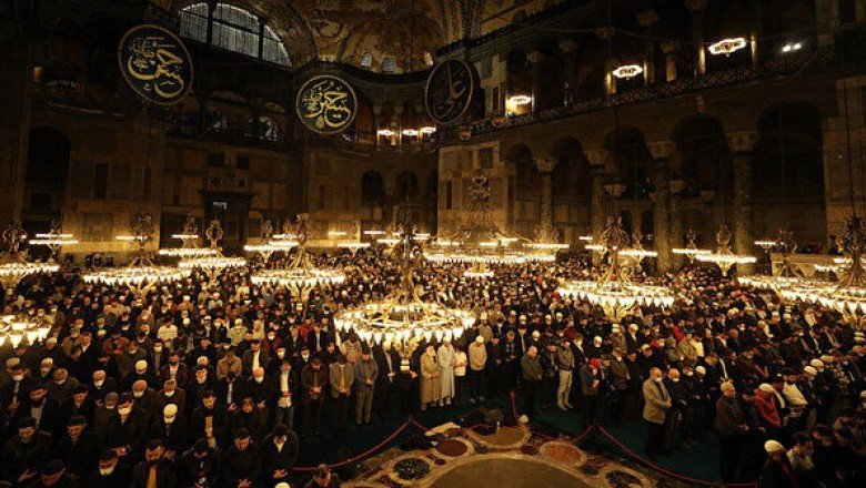 Bu neyin öfkesi: Ayasofya’da kılınan namaza ‘ter ve ayak kokusu’ iması yapıldı